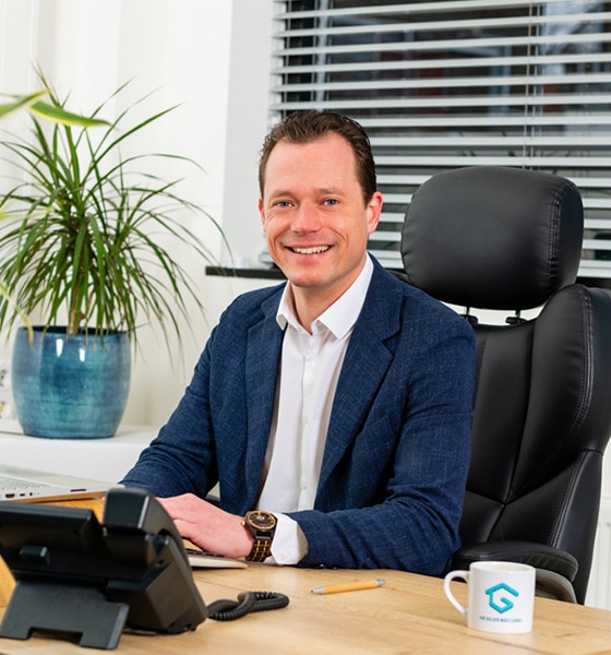 Taxateur in Delft aan een bureau